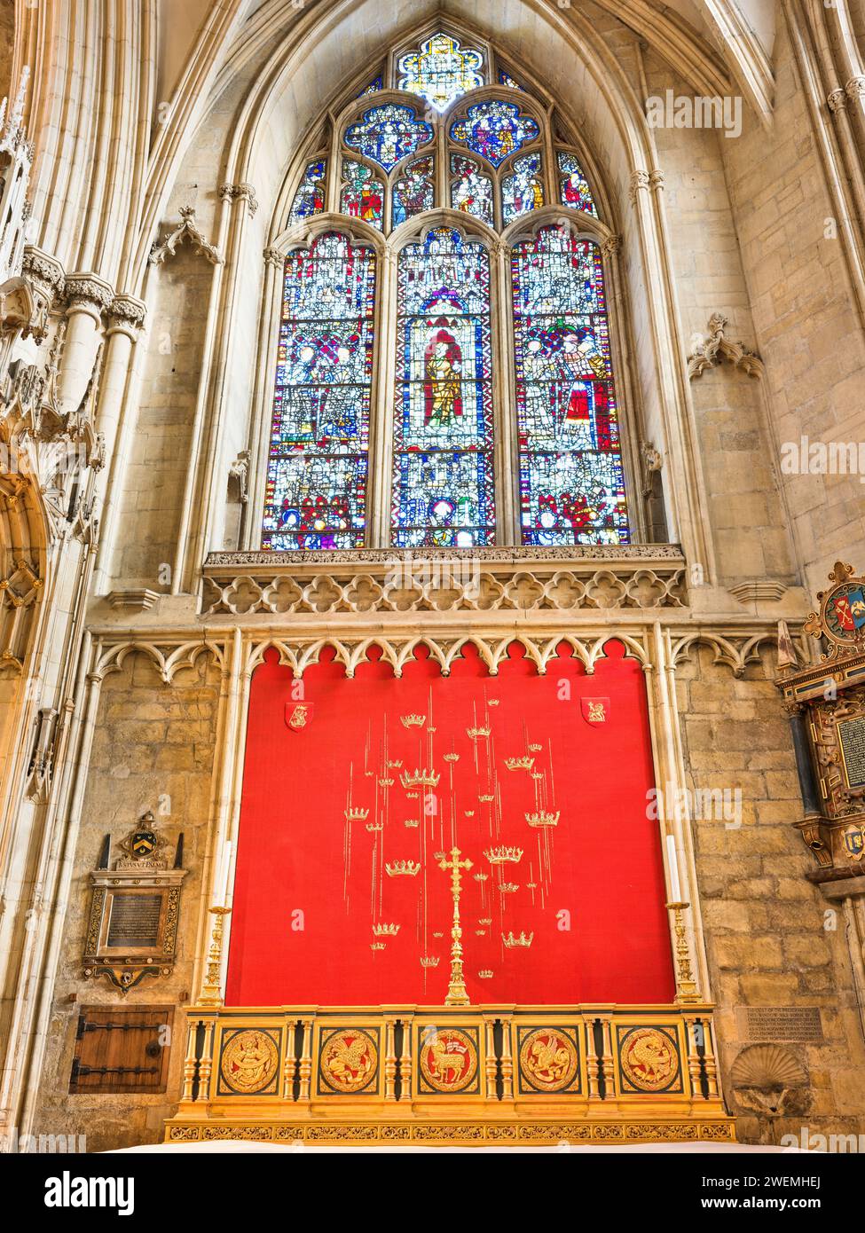 Altare e decorazioni in una cappella laterale presso la cattedrale di York, Inghilterra. Foto Stock