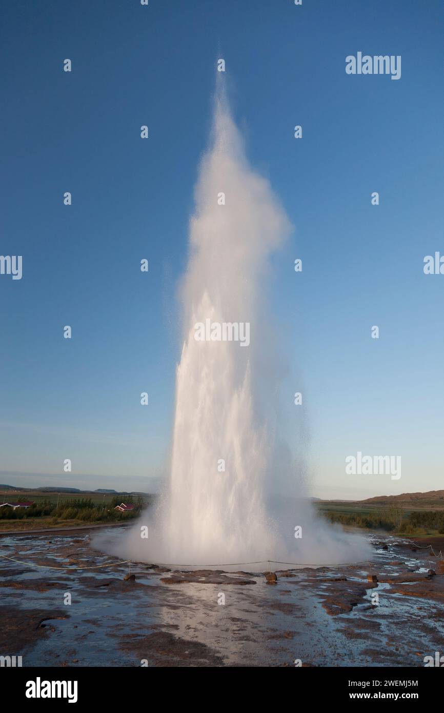 Geyser Strokkur a Geyser al mattino presto. Foto Stock