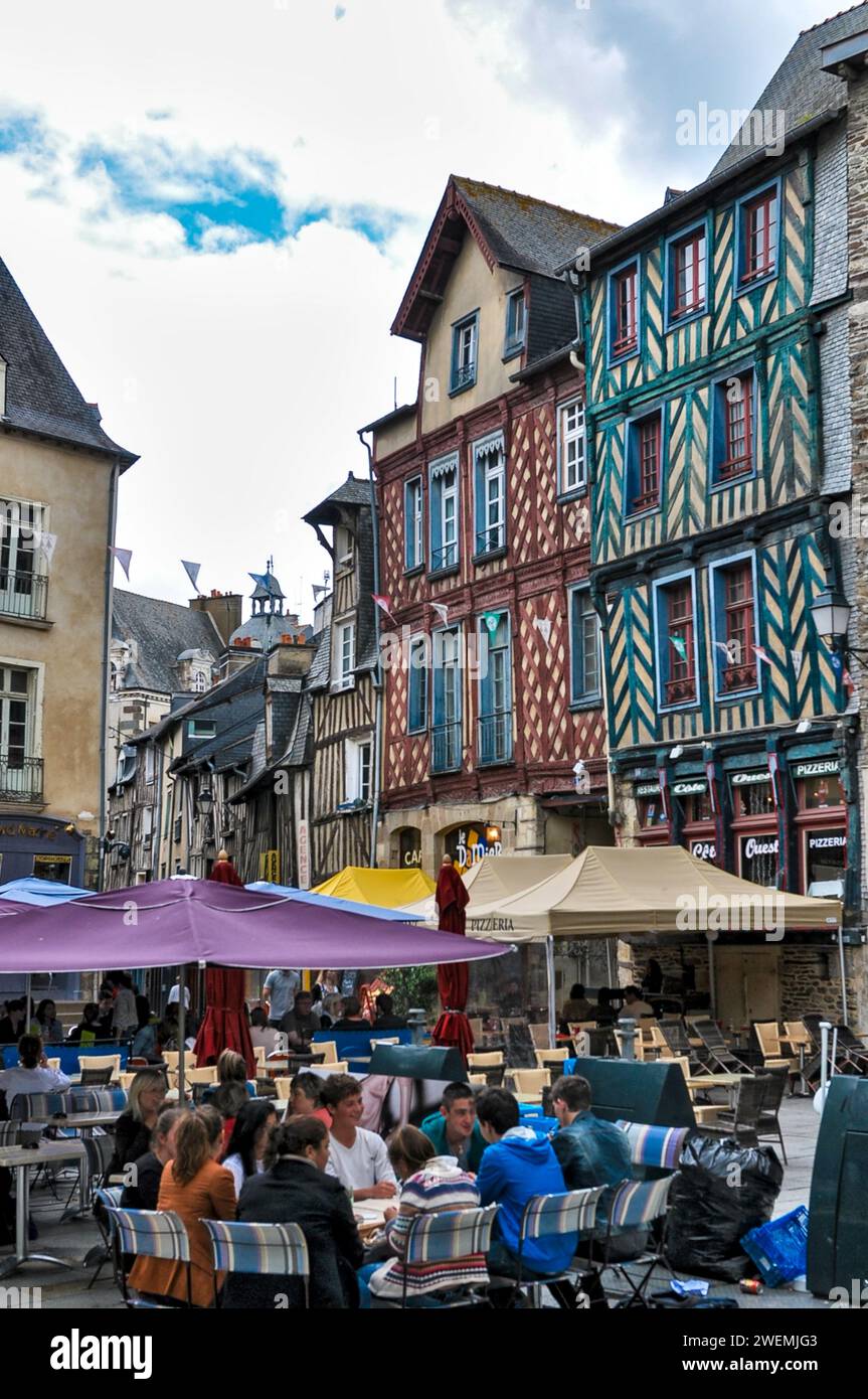 Facciata colorata di edifici in Place Sainte Anne, quartiere storico di Rennes, Bretagna, Francia. Foto Stock