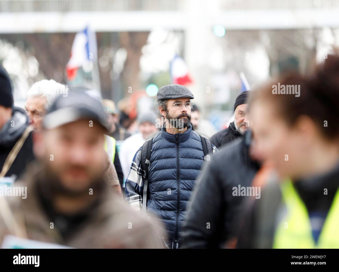 Bella, Francia. 26 gennaio 2024. © PHOTOPQR/NICE MATIN/Dylan Meiffret ; Nizza ; 26/01/2024 ; manifestation des Agricolteurs des Alpes-Maritimes, départ du cortege au MIN d'Azur, arrivee au CADAM (préfecture) Cedric Herrou Nizza, Francia, 26 gennaio 2024 agricoltori della costa azzurra protesta crediti: MAXPPP/Alamy Live News Foto Stock