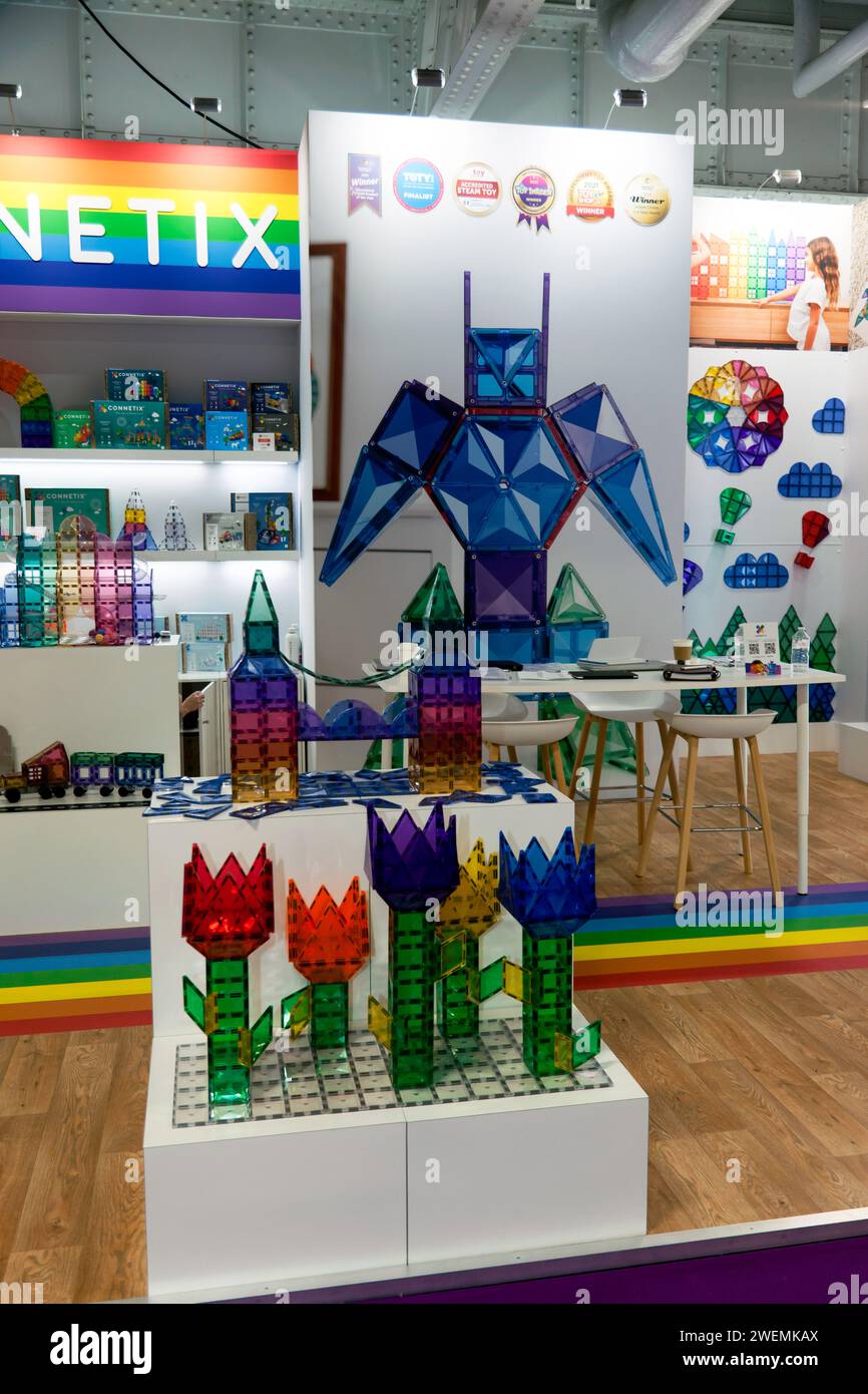 Vista del supporto Connetix e delle loro piastrelle magnetiche, alla Toy Fair 2024, Olympia, Londra Foto Stock