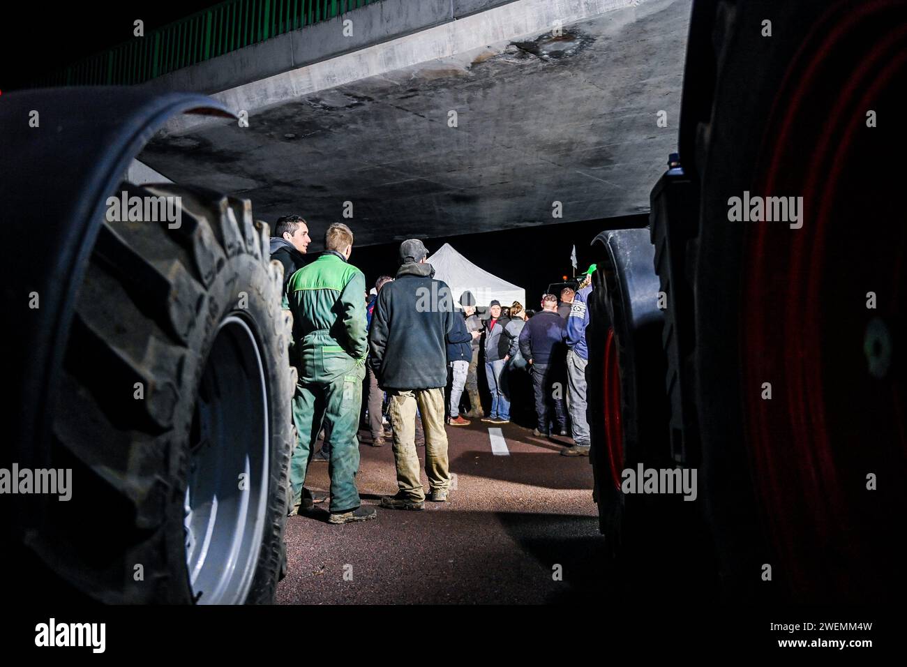 Pouilly EN Auxois, Francia. 25 gennaio 2024. © PHOTOPQR/LE BIEN PUBLIC/Emma BUONCRISTIANI ; Pouilly-en-Auxois ; 25/01/2024 ; blocage de l'autoroute A6 par les Agricteurs (JDSEA, JA) et leurs tracteurs à proximité du péage de Pouilly-en-Auxois dans la nuit du 25 au 26 janvier 2024. Colère des Agricoltura, manifestazione, rassemblement. - La protesta degli agricoltori francesi continua Francia 26 gennaio 2024 blocco A6 nella notte dal 25 al 26esimo credito: MAXPPP/Alamy Live News Foto Stock