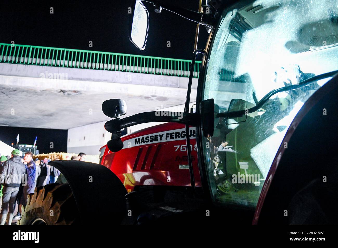 Pouilly EN Auxois, Francia. 25 gennaio 2024. © PHOTOPQR/LE BIEN PUBLIC/Emma BUONCRISTIANI ; Pouilly-en-Auxois ; 25/01/2024 ; blocage de l'autoroute A6 par les Agricteurs (JDSEA, JA) et leurs tracteurs à proximité du péage de Pouilly-en-Auxois dans la nuit du 25 au 26 janvier 2024. Colère des Agricoltura, manifestazione, rassemblement. - La protesta degli agricoltori francesi continua Francia 26 gennaio 2024 blocco A6 nella notte dal 25 al 26esimo credito: MAXPPP/Alamy Live News Foto Stock