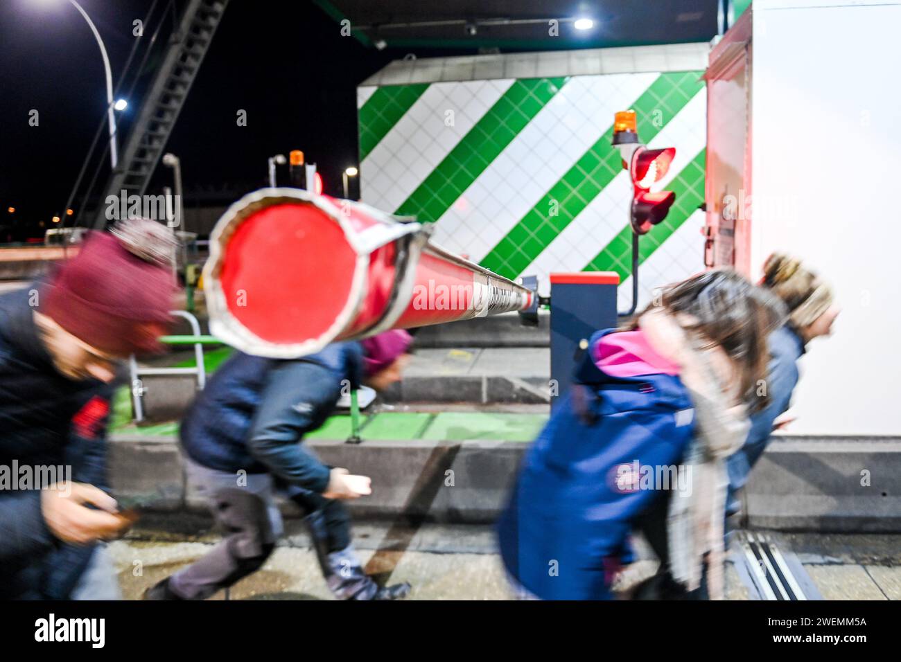 Pouilly EN Auxois, Francia. 25 gennaio 2024. © PHOTOPQR/LE BIEN PUBLIC/Emma BUONCRISTIANI ; Pouilly-en-Auxois ; 25/01/2024 ; blocage de l'autoroute A6 par les Agricteurs (JDSEA, JA) et leurs tracteurs à proximité du péage de Pouilly-en-Auxois dans la nuit du 25 au 26 janvier 2024. Colère des Agricoltura, manifestazione, rassemblement. - La protesta degli agricoltori francesi continua Francia 26 gennaio 2024 blocco A6 nella notte dal 25 al 26esimo credito: MAXPPP/Alamy Live News Foto Stock