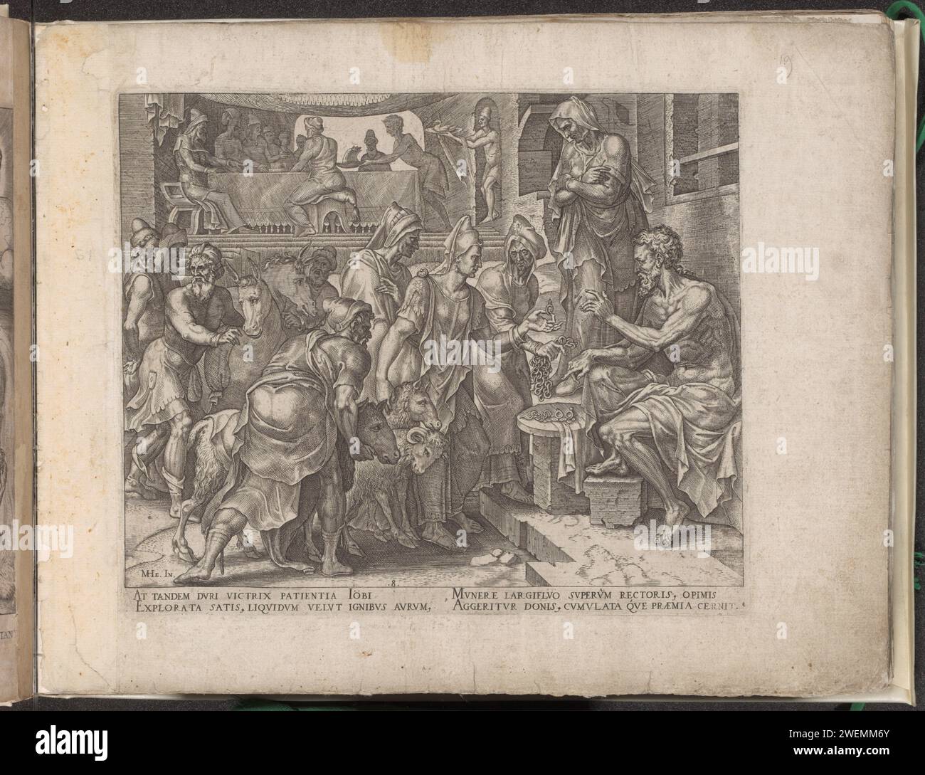 Job riceve regali, 1563 stampano i fratelli e le sorelle di Job, e le persone che conoscevano Job in passato vengono da lui e gli danno regali. Gli ospiti offrono anelli d'oro e bestiame. Sullo sfondo, Job condivide un pasto con i suoi ospiti. Sotto la performance un testo esplicativo in latino. Questa stampa fa parte di un album. L'incisione di carta di ciascuno dei fratelli e degli amici di Job gli offre un regalo Foto Stock