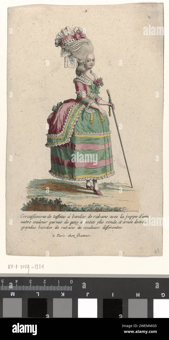 Gallerie di modi e costumi francesi, 1785, nr. 3, Kopie Naar V 126: Circassiano di Taffeta (...), c. 1785 donna vestita in un 'circassienne' da un lato taf con pneumatici di nastro. Gonna di colore diverso decorata con tulle pieghettato e tre grandi pneumatici di nastro in colori diversi. Accessori: Cappello pieghettato decorato con nastro, corsage di fiori, bastone da passeggio con spazzole, chatelaines, scarpe con tacco e fibbie. Copia a V 126 dalla serie V. 21st Cahier des Costumes French, 15th Suite d'Habillemens à la Mode e 1779, gallerie des Modes et Costumes French. moda incisione carta p Foto Stock