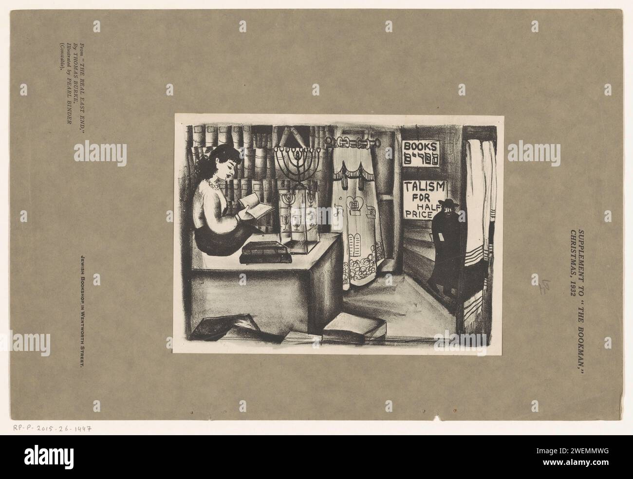 Libreria ebraica a Wentworth Street, Londra, Anonymous, dopo Pearl Binder, stampa del 1932 Una donna sta leggendo sul bancone accanto a una vetrina con un salamoia chantouk e altri oggetti religiosi. Ci sono tappeti da preghiera accanto alla porta. Un ebreo cammina per strada con un libro sotto il braccio. Stampa su carta religione e cultura ebraiche. libreria, libraio. Leggendo Wentworth Street Foto Stock