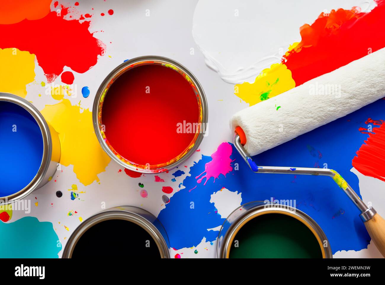 Barattoli colorati di vernice Foto Stock