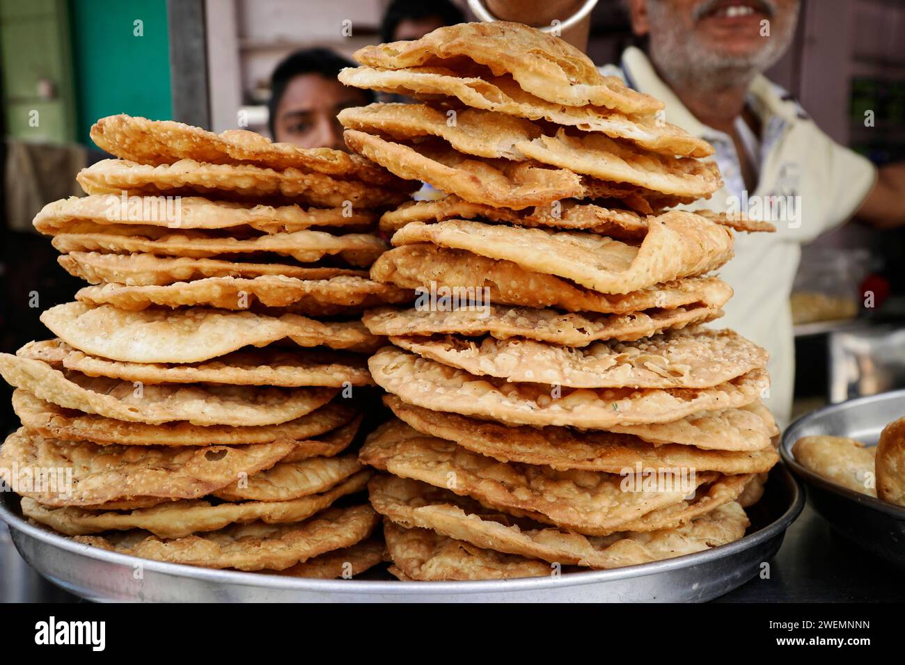 Vendita di pane, bazar di strada, Udaipur, Rajasthan, India Foto Stock