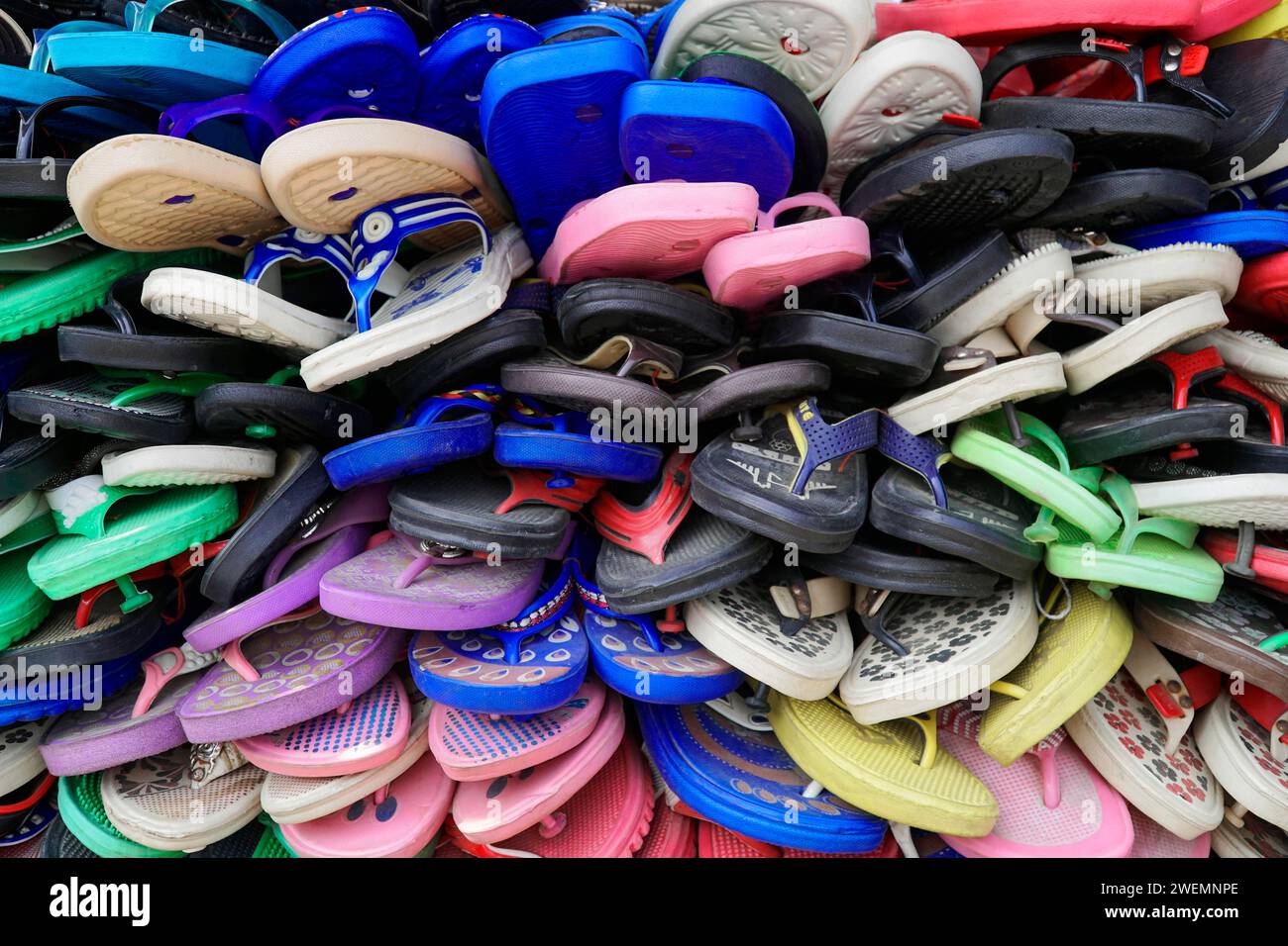Vendita di scarpe, bazar di strada, Udaipur, Rajasthan, India Foto Stock