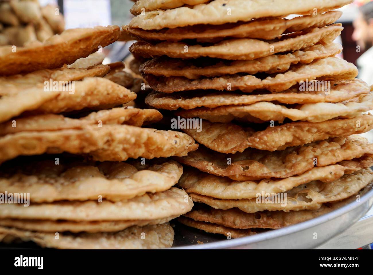Vendita di pane, bazar di strada, Udaipur, Rajasthan, India Foto Stock