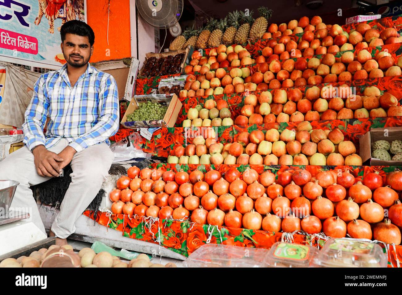 Vendita di frutta e verdura, bazar di strada, Udaipur, Rajasthan, India Foto Stock