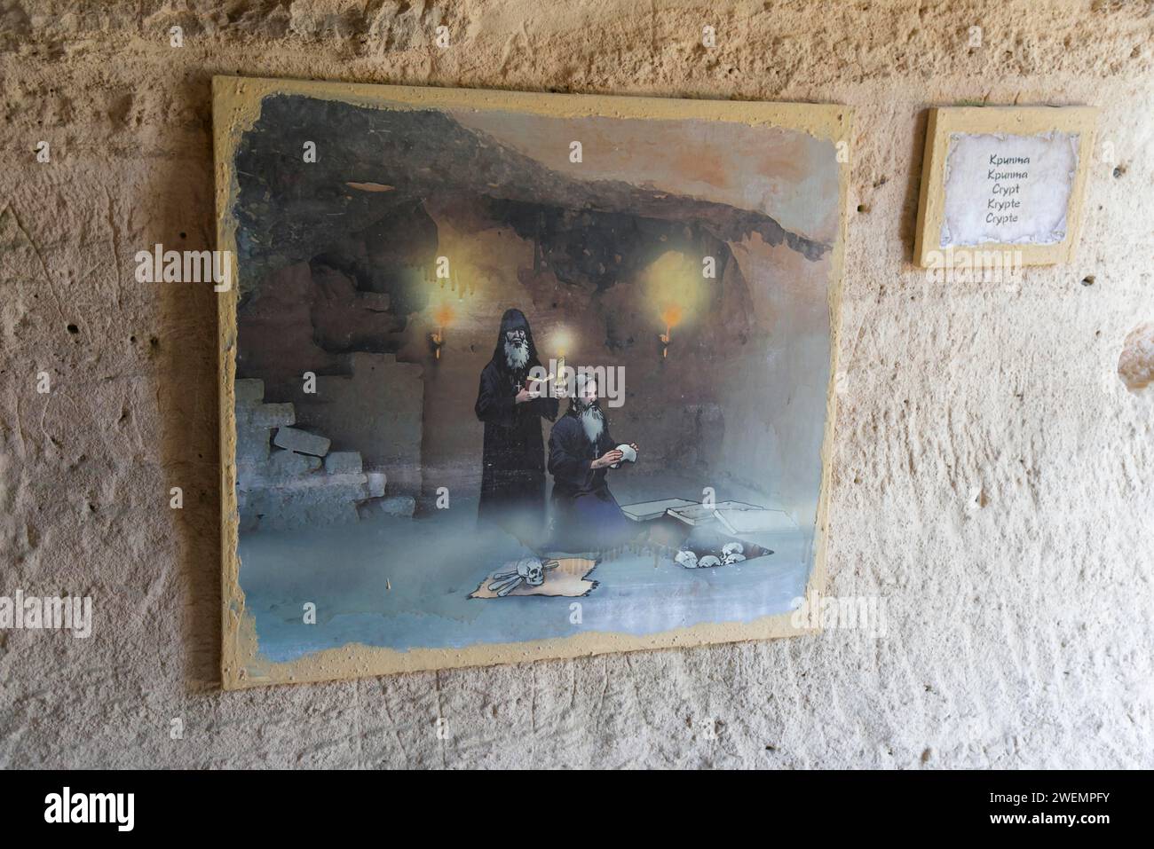 Pittura murale con scena storica e targa informativa su un muro di caverna, cripta, Monastero di Aladja, Monastero di Aladja, Monastero di Aladzha, medievale Foto Stock