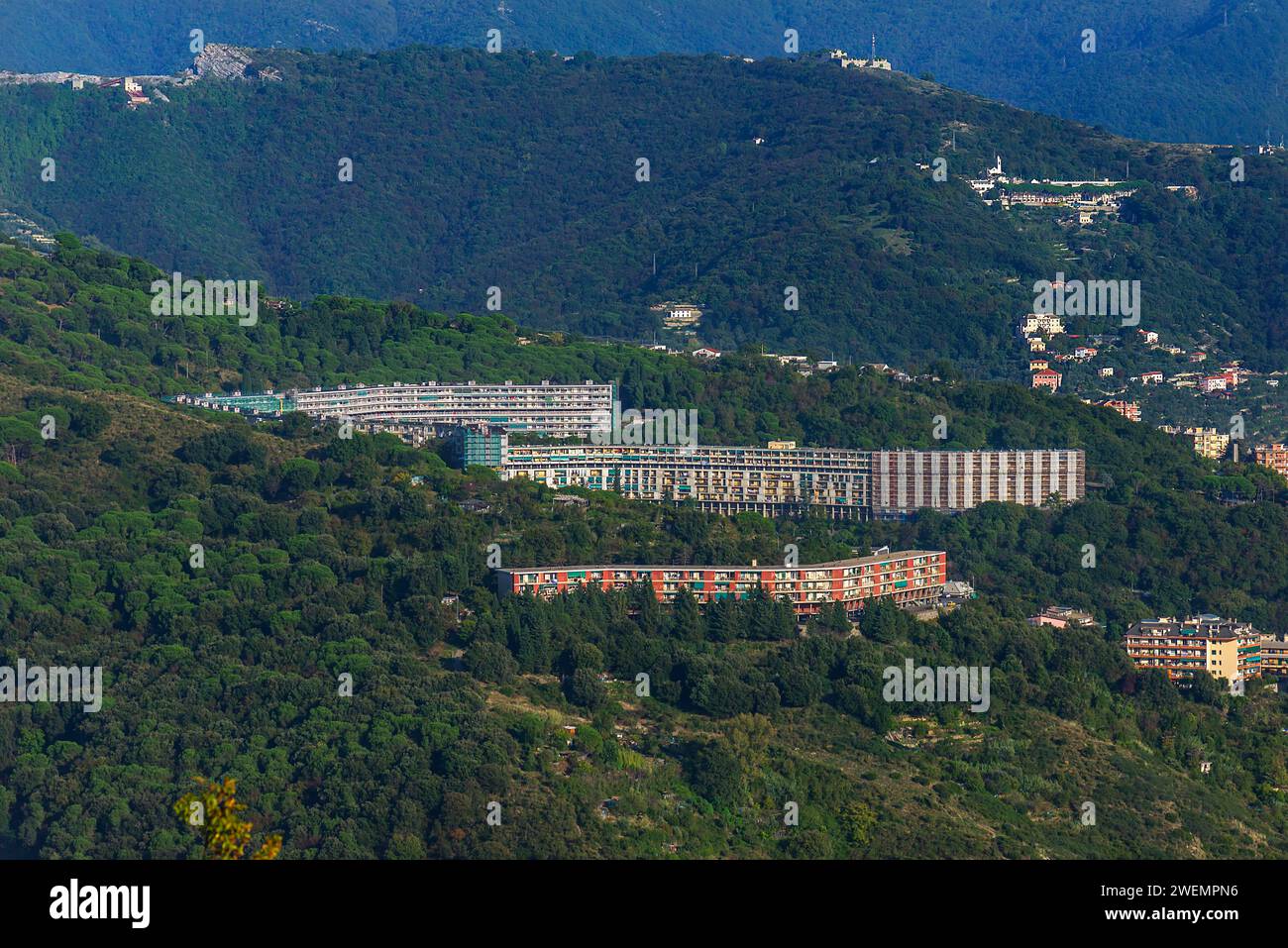 Vista da Granarolo all'edilizia sociale Biscione, Genova, Italia Foto Stock