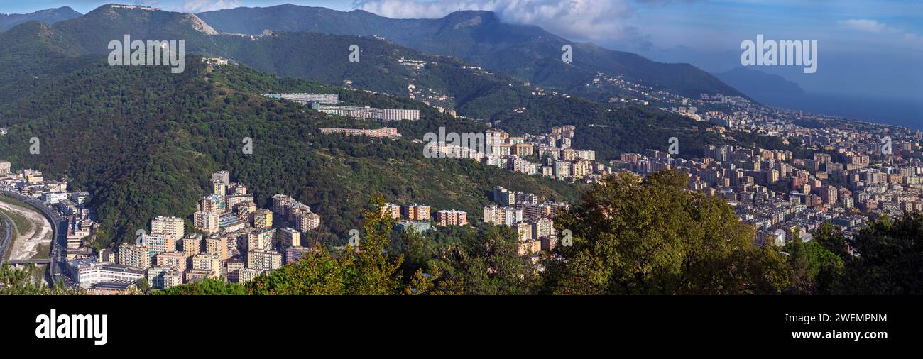 Vista da Granarolo ai quartieri di Sampierdarena e Cornigliano e Genova città con mare, Genova, Italia Foto Stock