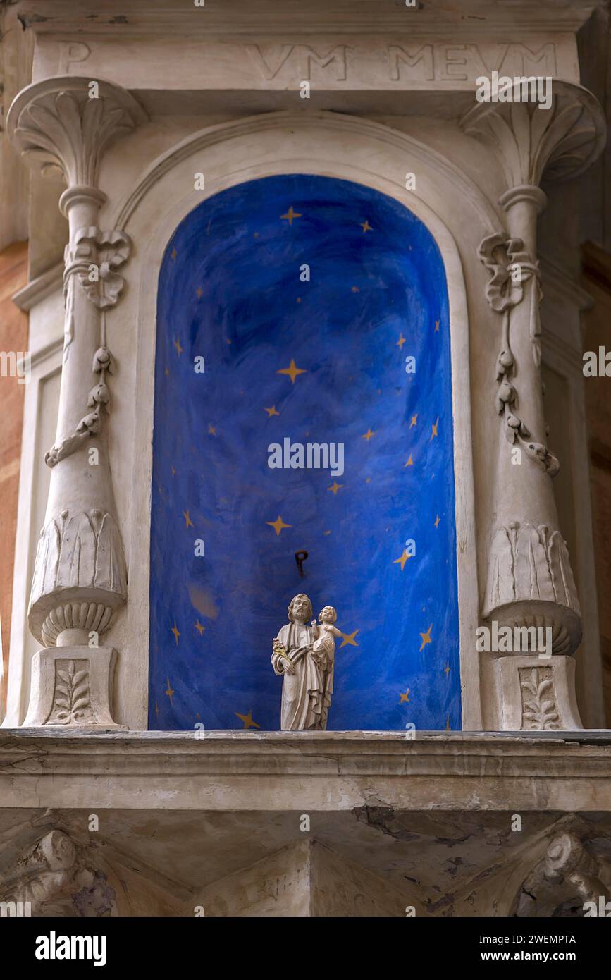 Nicchia su una casa d'angolo con una piccola statua di un santo, Genova, Italia Foto Stock
