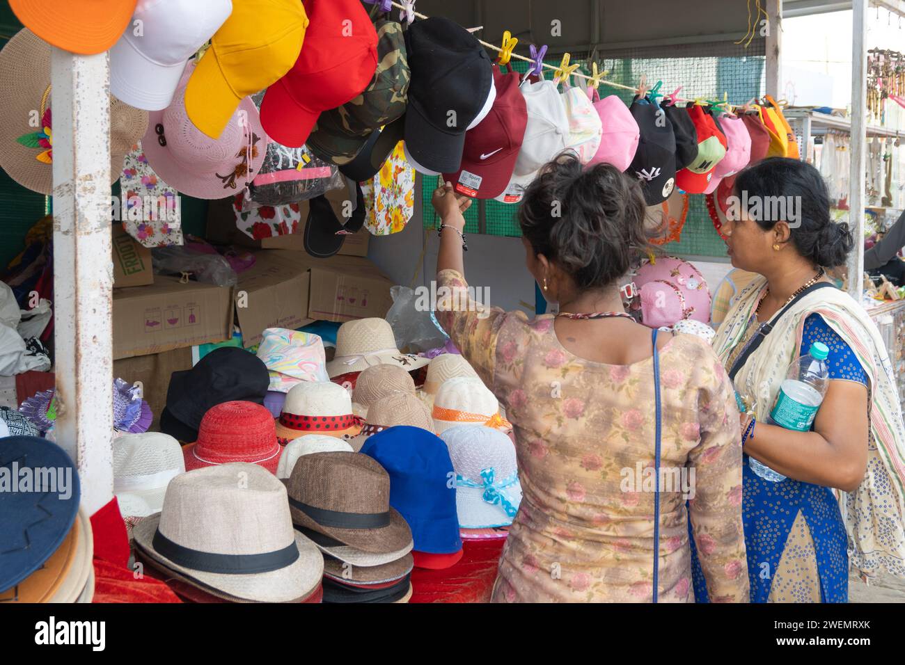 Mumbai, Maharashtra, India, donne indiane che scelgono una tazza in uno stand, solo editoriale. Foto Stock