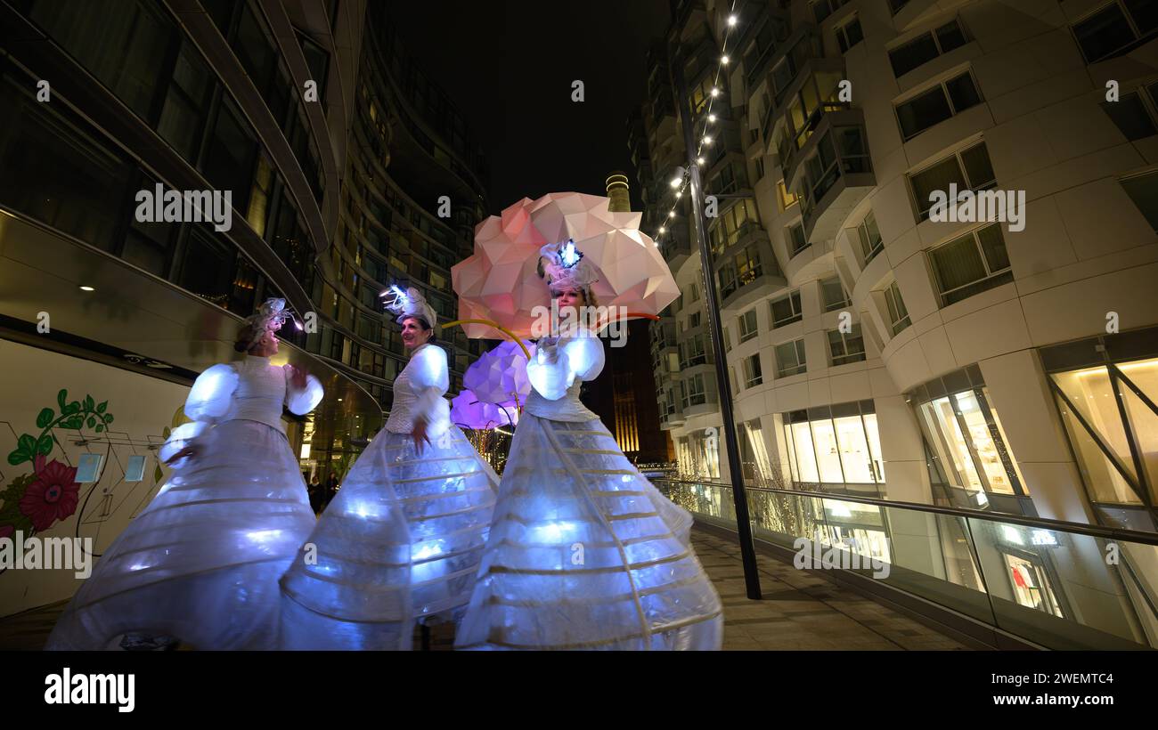 Londra, Regno Unito, 25 gennaio 2024, l'annuale Light Festival di Battersea Power Station è tornato più luminoso e interattivo che mai per illuminare le notti invernali dal 25 gennaio al 25 febbraio 2024. Percorso interattivo gratuito con sette installazioni intorno alla centrale elettrica di Battersea. Installazione: Cloudy Lanterns di Mad Rhizome., Andrew Lalchan Photography/Alamy Live News Foto Stock