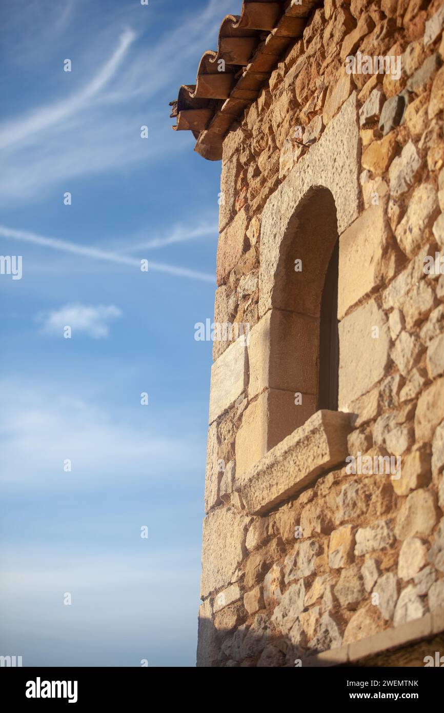 Catalogna, Tossa de Mar, tranquilla città costiera, resort, antica fortezza, stradine strette della città vecchia, panorama della città, tetti rossi di case, fortezza Foto Stock