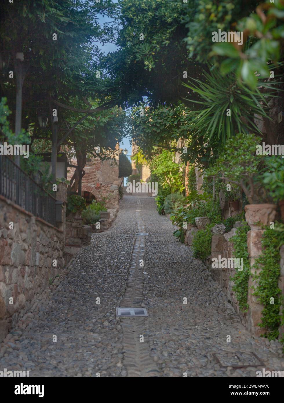 Catalogna, Tossa de Mar, tranquilla città costiera, resort, antica fortezza, stradine strette della città vecchia, panorama della città, tetti rossi di case, fortezza Foto Stock