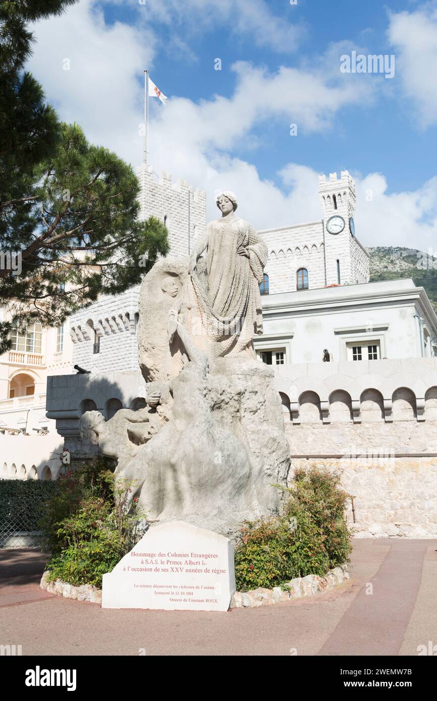 Il Principato di Monaco, il Palazzo e la statua in onore del principe Albert. Foto Stock