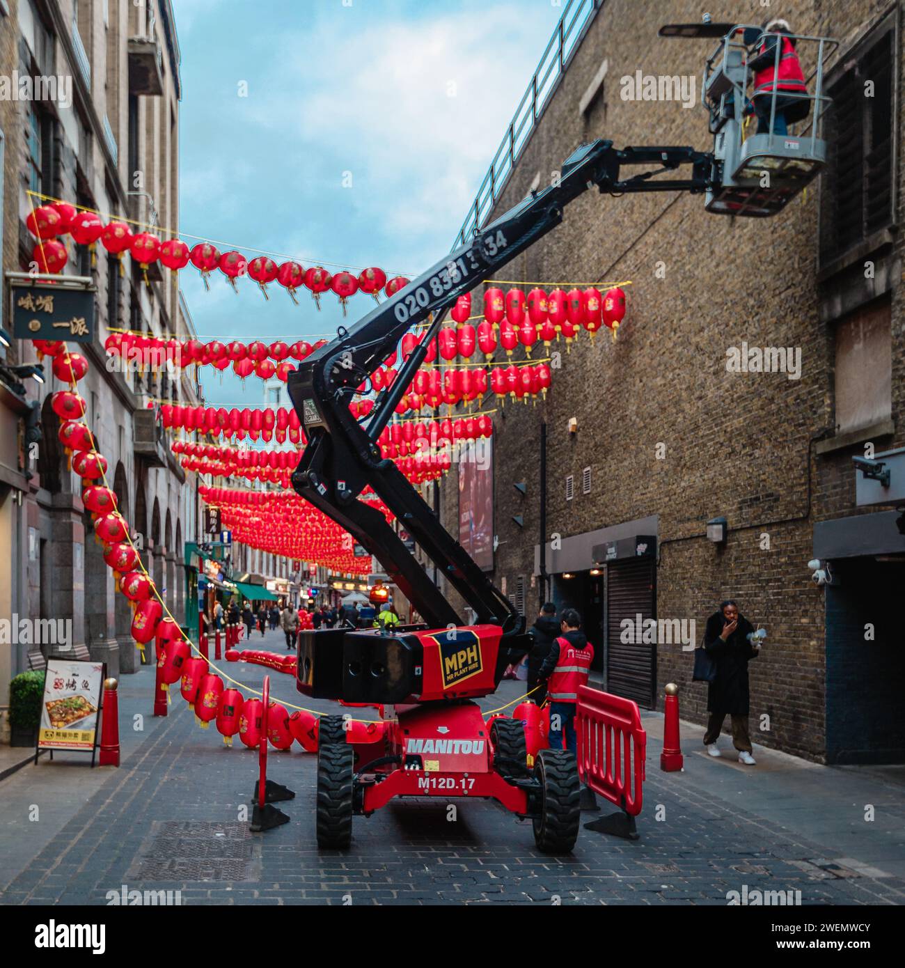 Un selezionatore di ciliegie aiuta a preparare il capodanno lunare cinese a Chinatown di Londra. Foto Stock