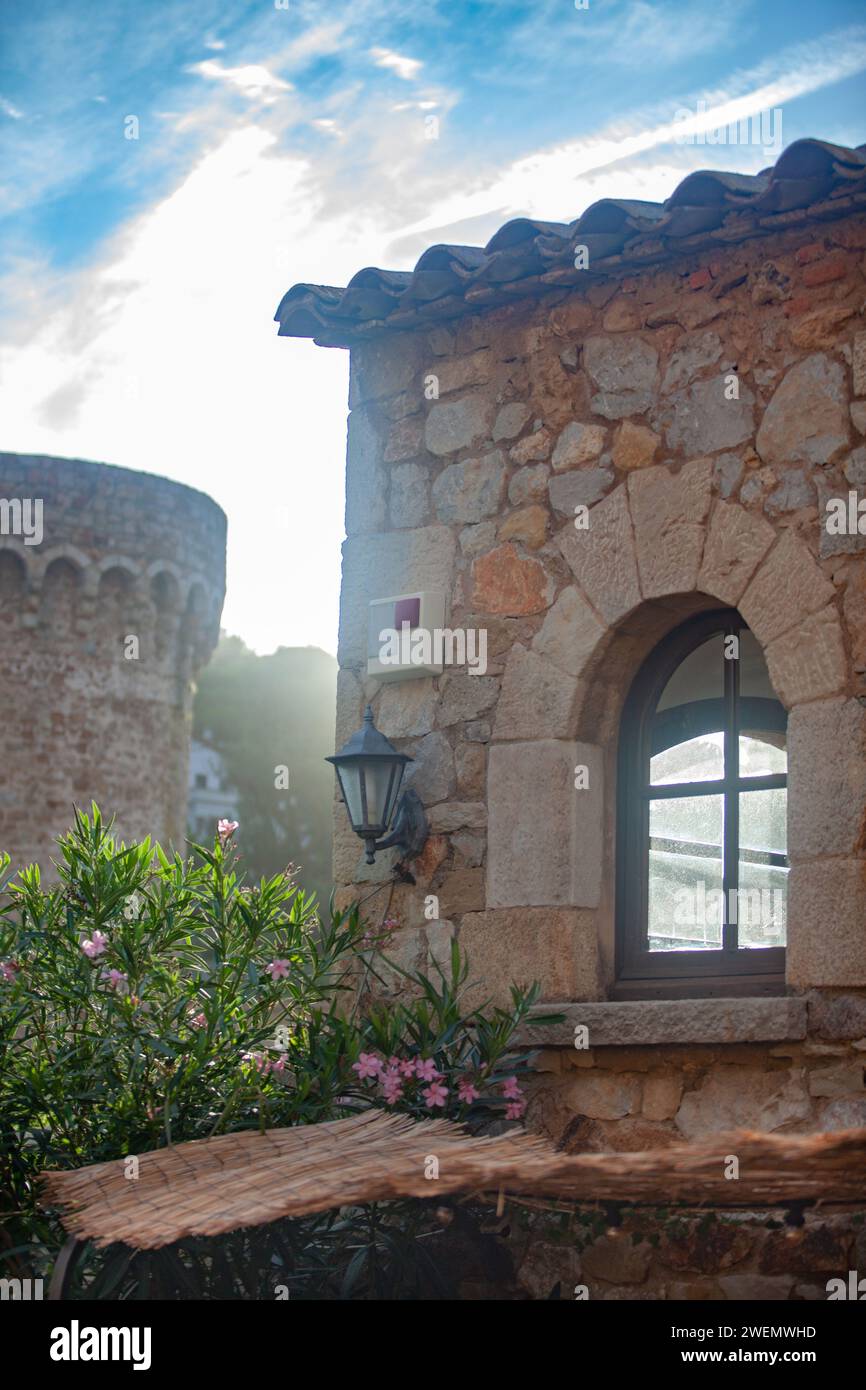 Catalogna, Tossa de Mar, tranquilla città costiera, resort, antica fortezza, stradine strette della città vecchia, panorama della città, tetti rossi di case, fortezza Foto Stock
