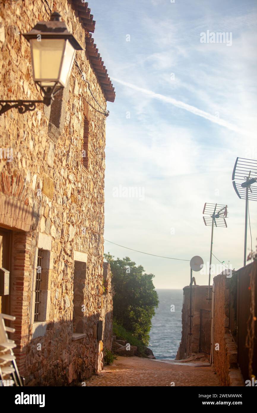 Catalogna, Tossa de Mar, tranquilla città costiera, resort, antica fortezza, stradine strette della città vecchia, panorama della città, tetti rossi di case, fortezza Foto Stock