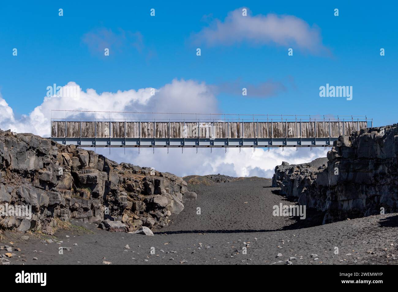 Il ponte tra i continenti attraversa la valle del rift tra le placche continentali americane ed europee, la penisola di Reykjanes, l'Islanda Foto Stock