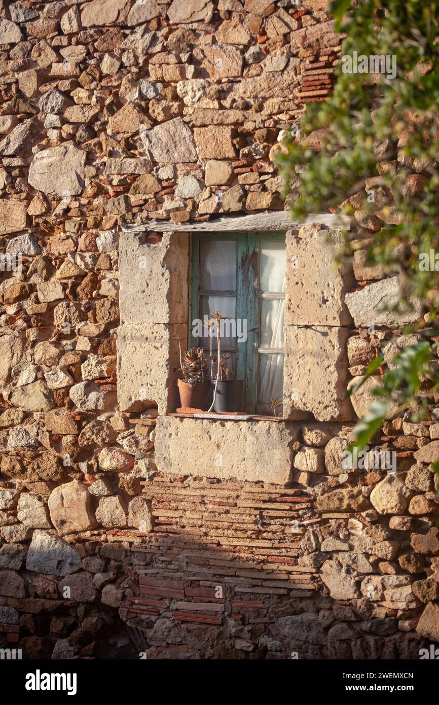 Catalogna, Tossa de Mar, tranquilla città costiera, resort, antica fortezza, stradine strette della città vecchia, panorama della città, tetti rossi di case, fortezza Foto Stock