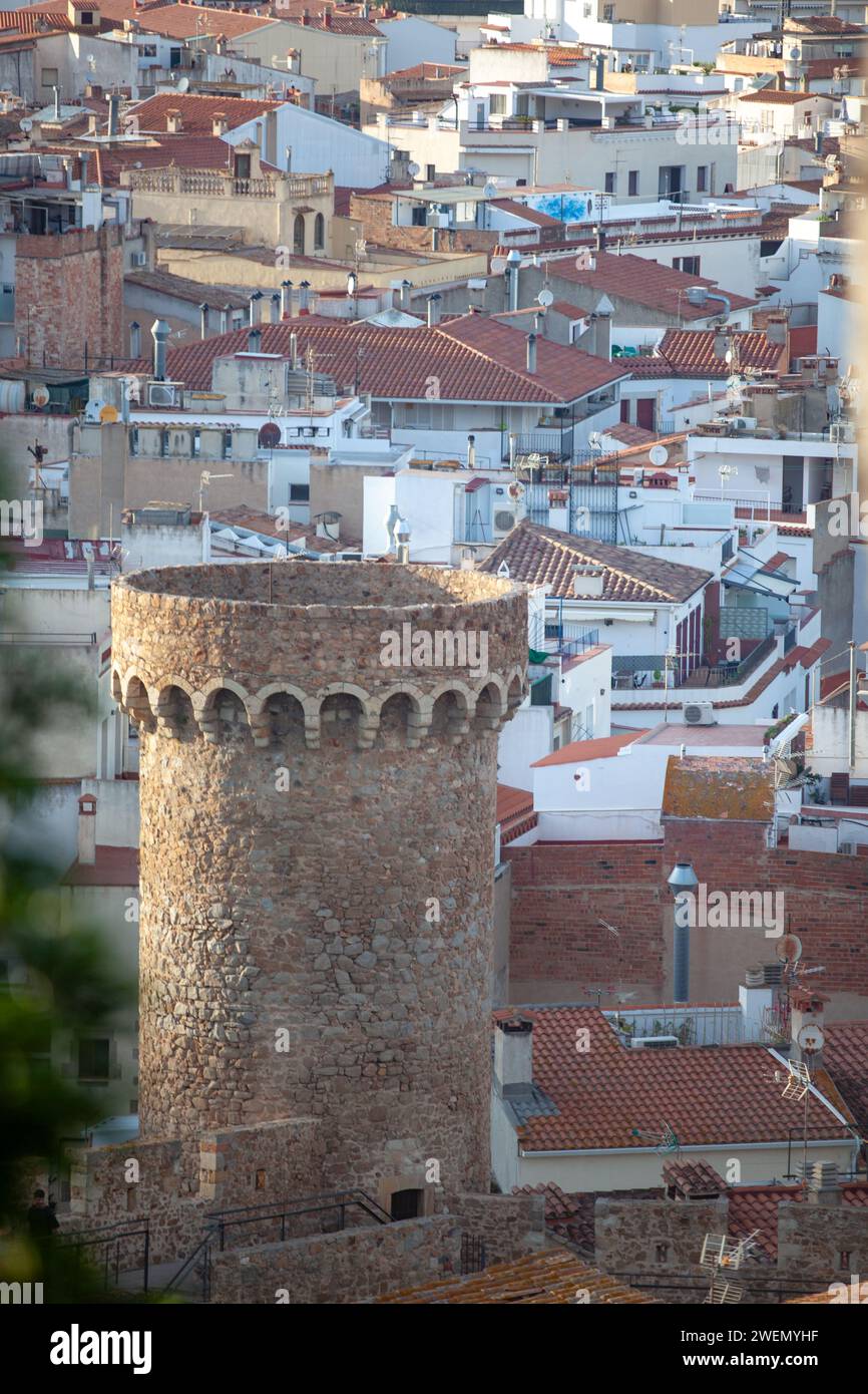 Catalogna, Tossa de Mar, tranquilla città costiera, resort, antica fortezza, stradine strette della città vecchia, panorama della città, tetti rossi di case, fortezza Foto Stock