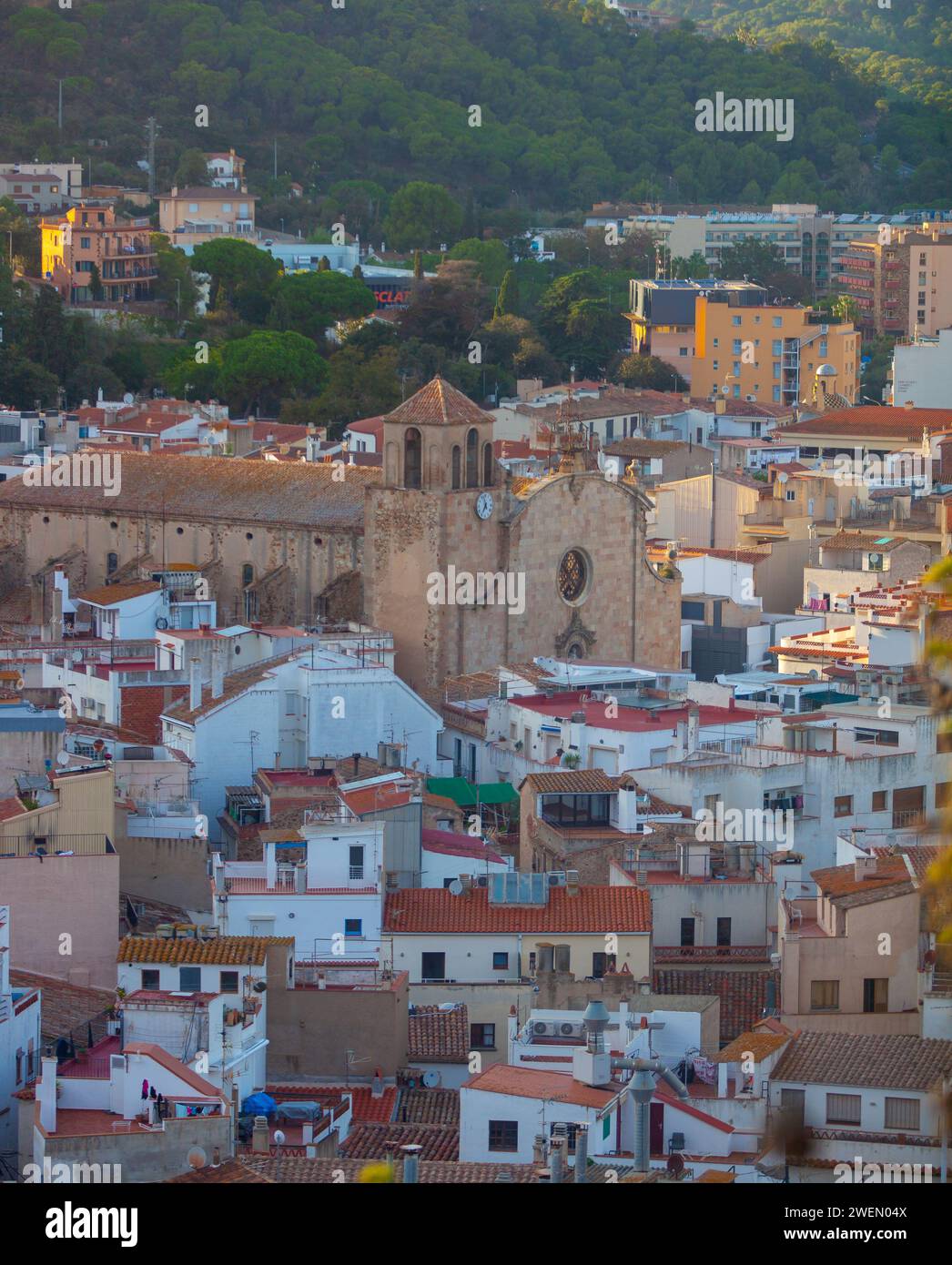 Catalogna, Tossa de Mar, tranquilla città costiera, resort, antica fortezza, stradine strette della città vecchia, panorama della città, tetti rossi di case, fortezza Foto Stock