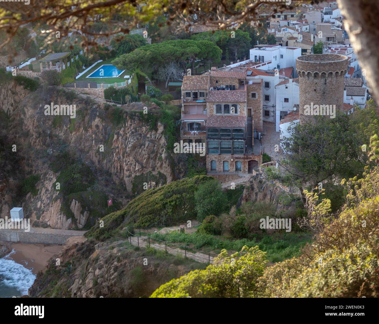 Catalogna, Tossa de Mar, tranquilla città costiera, resort, antica fortezza, stradine strette della città vecchia, panorama della città, tetti rossi di case, fortezza Foto Stock