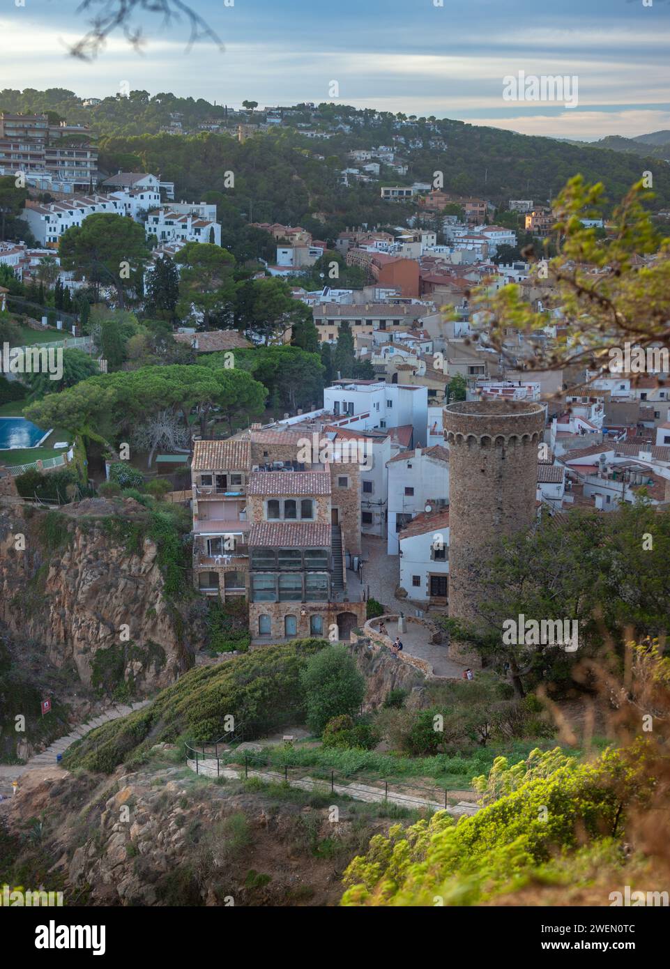 Catalogna, Tossa de Mar, tranquilla città costiera, resort, antica fortezza, stradine strette della città vecchia, panorama della città, tetti rossi di case, fortezza Foto Stock