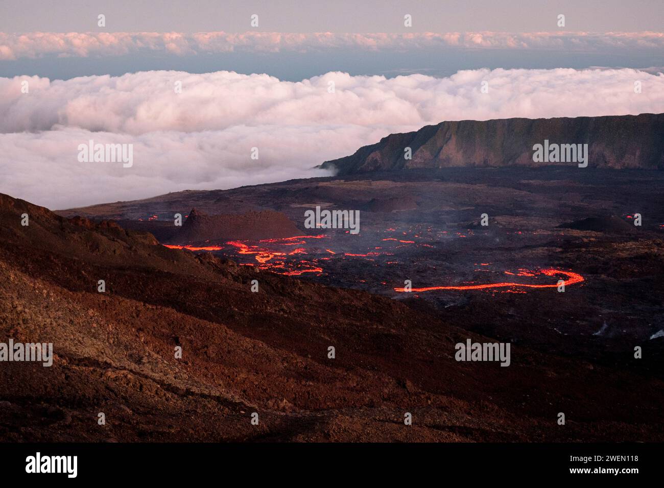 Una vista accattivante del vulcano Piton de la Fournaise sull'isola di Reunion, che mostra l'impressionante flusso di lava in primo piano. Foto Stock