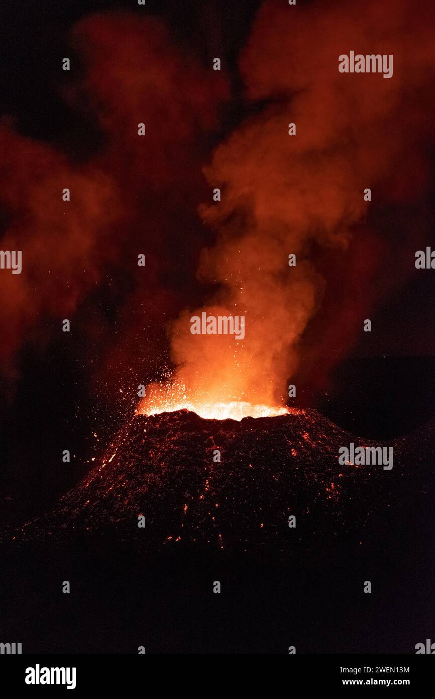 Un vulcano chiamato Piton de la Fournaise eruttando lava ardente nel cielo scuro, sull'isola di Reunion. Foto Stock