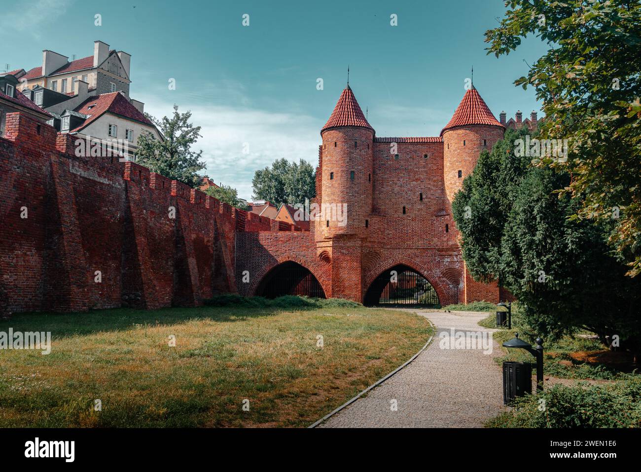 Varsavia Barbican. Vista sul lato est. Antica porta della città vecchia Foto Stock