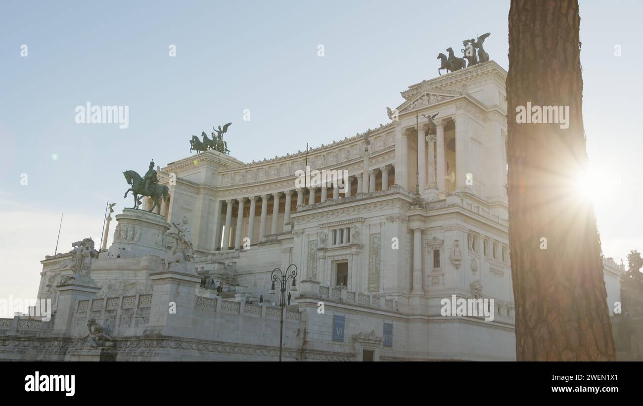 Il sole dà energia alla grandezza architettonica di Roma Foto Stock