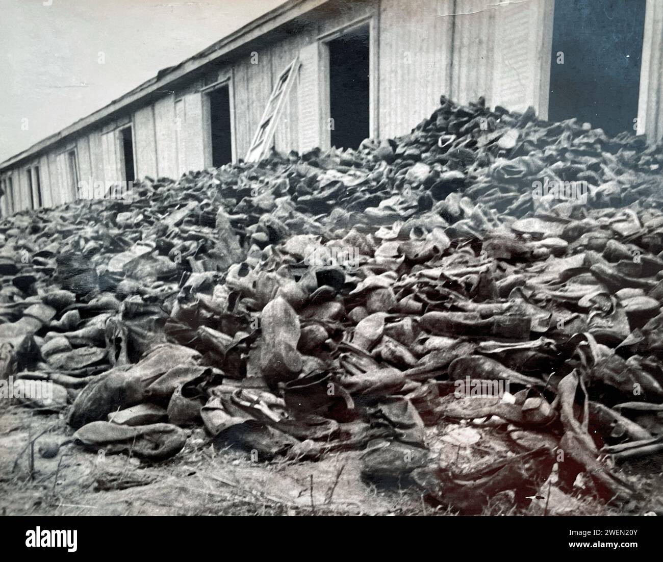 Campo di concentramento di AUSCHWITZ dopo la liberazione dell'Armata Rossa nel gennaio 1945. Pile di spettacoli presi da quelli che vengono gassati. Foto Stock