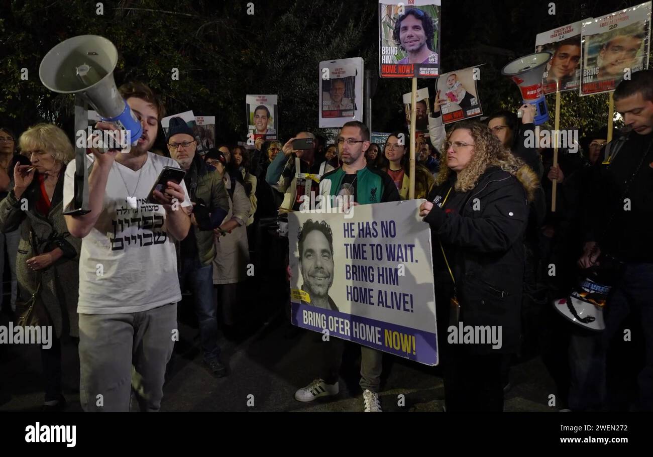 I manifestanti tengono manifesti con foto di ostaggi israeliani durante una manifestazione tenuta da familiari e sostenitori di ostaggi israeliani detenuti a Gaza dagli attacchi del 7 ottobre da Hamas vicino alla casa privata del primo ministro Benjamin Netanyahu che chiedeva il rilascio immediato degli ostaggi il 22 gennaio 2024 a Gerusalemme, in Israele Foto Stock