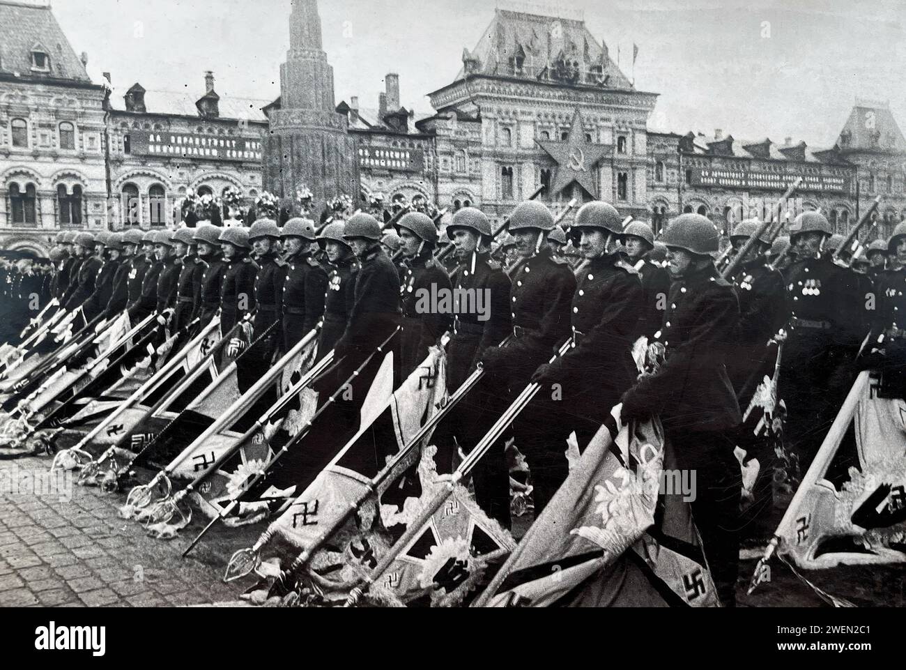 PARATA DELLA VITTORIA DELL'ESERCITO ROSSO in Piazza Rossa, Mosca, 24 giugno 1945. I soldati russi che sfilavano catturarono gli standard delle unità tedesche. Foto Stock