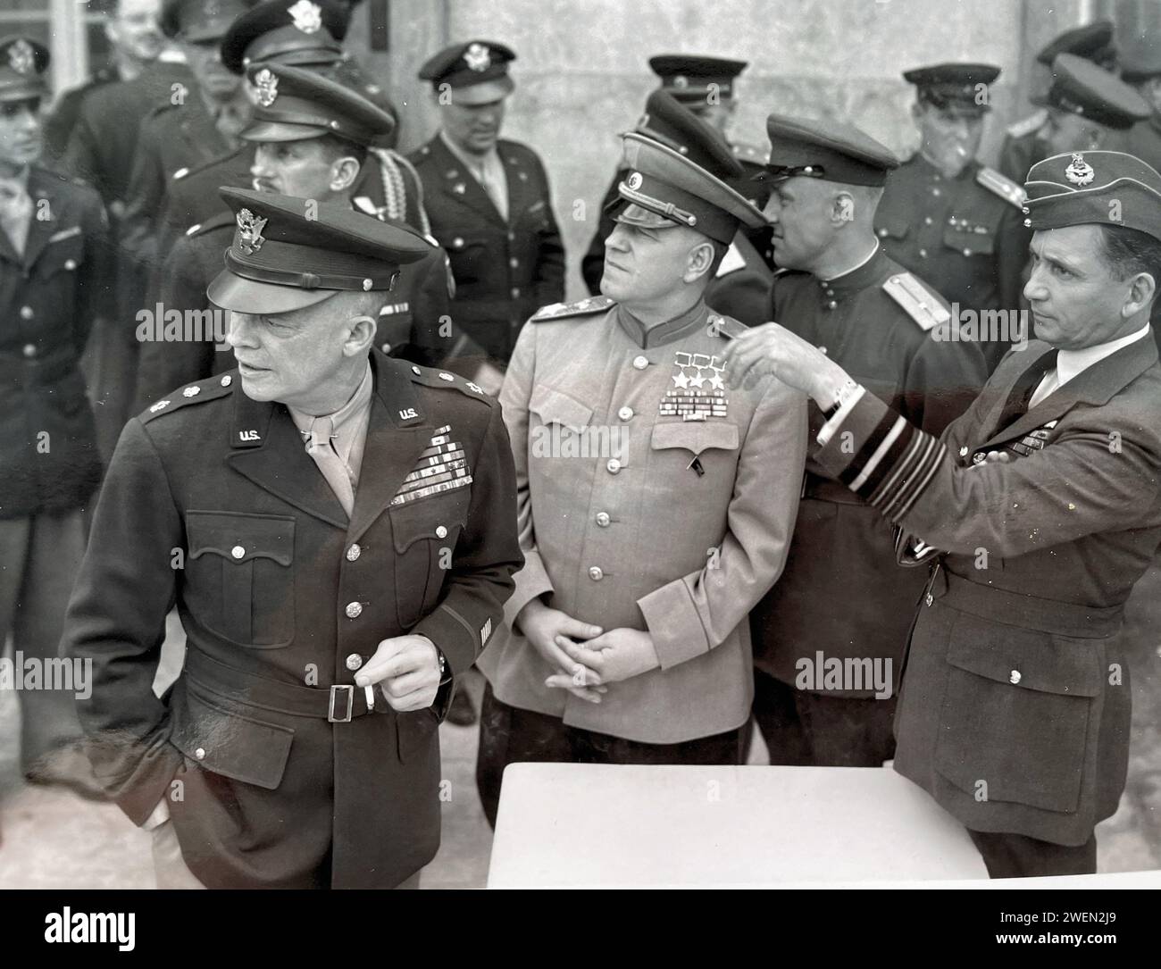 IL GENERALE DWIGHT D. EISENHOWER (a sinistra) nel suo quartier generale di Francoforte, durante una cerimonia il 10 giugno 1945, insieme al maresciallo sovietico Georgy Zhukov (al centro) e al Chief Marshal britannico Sir Arthur Tedder. Foto Stock