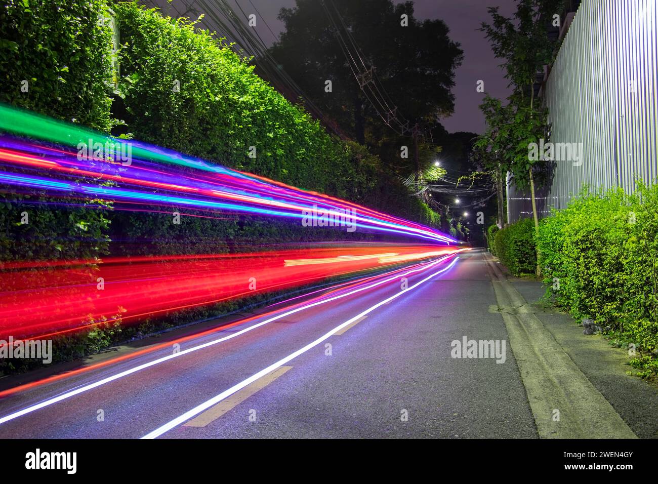 auto in movimento veloce per strada di notte Foto Stock