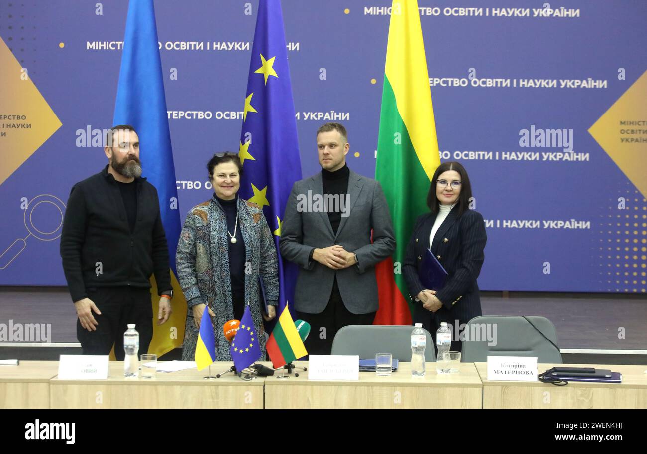 Non esclusiva: KIEV, UCRAINA - 25 GENNAIO 2024 - Ministro dell'istruzione e della Scienza dell'Ucraina Oksen Lisovyi, Ambasciatore dell'Unione europea a Ukra Foto Stock