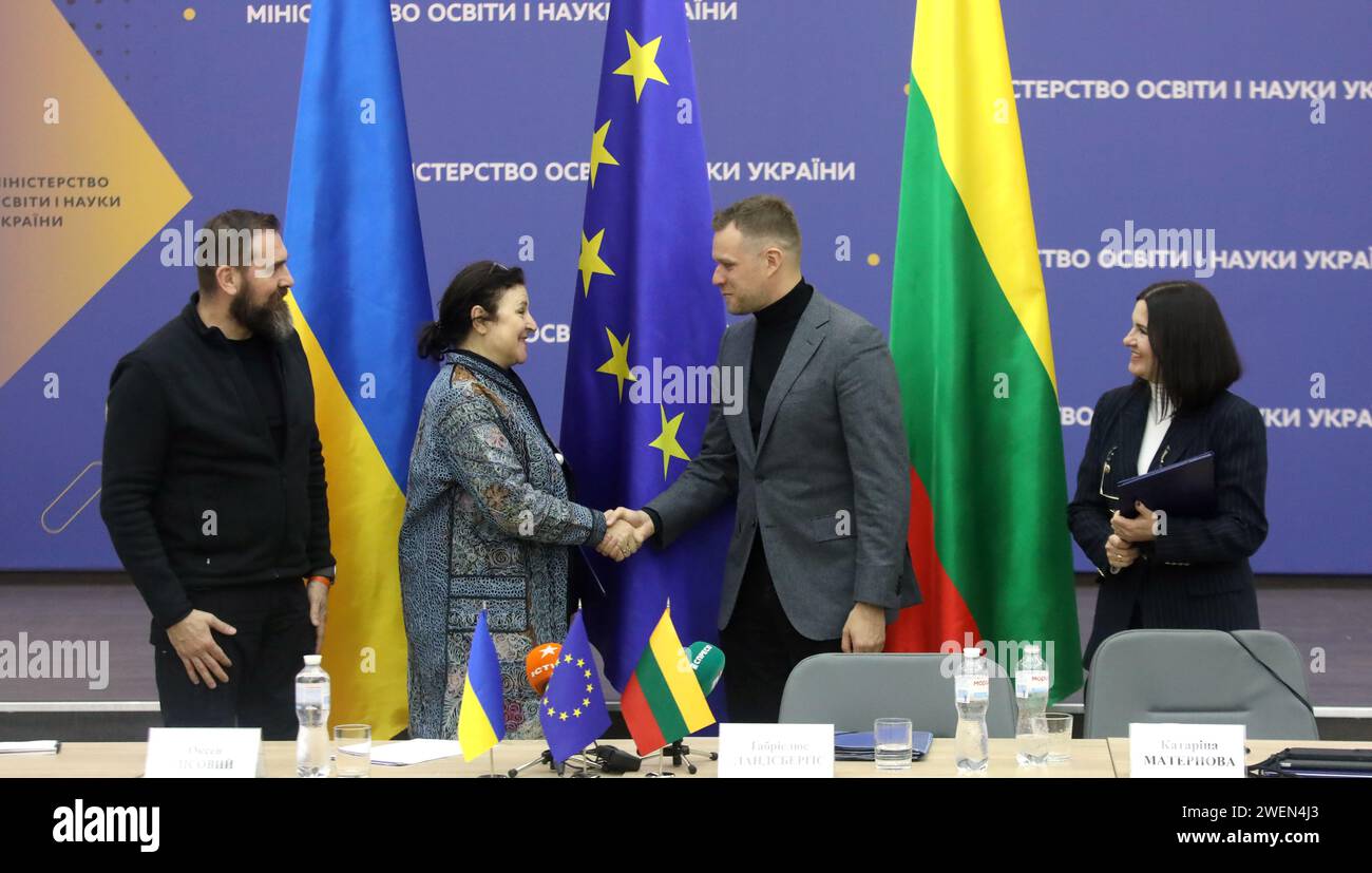 Non esclusiva: KIEV, UCRAINA - 25 GENNAIO 2024 - Ministro dell'istruzione e della Scienza dell'Ucraina Oksen Lisovyi, Ambasciatore dell'Unione europea a Ukra Foto Stock