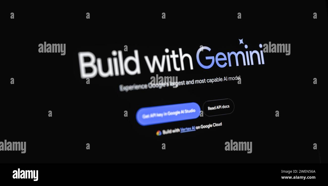 Immagine inclinata della pagina Web iniziale del modello di intelligenza artificiale Gemini di google. Messa a fuoco selettiva. Foto Stock