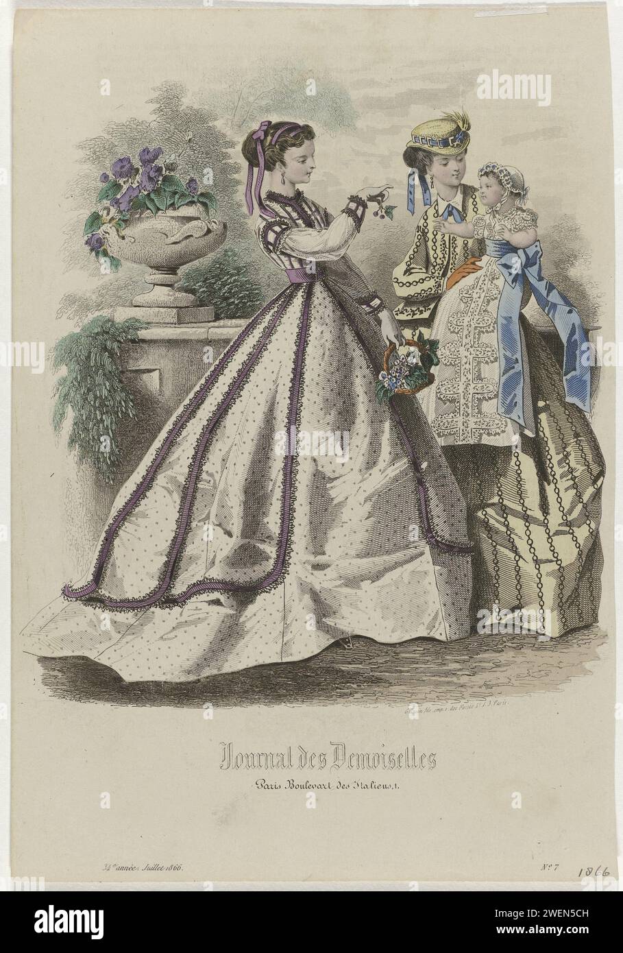 Journal des Demoiselles, 1866 luglio 34th anno, No. 7, 1866 due donne su un atterraggio con vaso da giardino. La donna a destra ha un bambino sul braccio, che raggiunge le ciliegie e ferma l'altra donna. A sinistra: Abito punteggiato con modanatura viola. Maniche lunghe trasparenti e cintura viola. Nastro viola nei capelli. Destra: Giacca e gonna gialle con motivo a righe. Cappello di paglia con nastro blu. Stampa dalla rivista di moda Journal des Demoiselles (1833-1922). lastre di moda per incisioni in carta. copricapo (+ abiti da donna). orecchini (+ vestiti da donna). guanti, guanti, ecc. (+ abiti da donna) Foto Stock