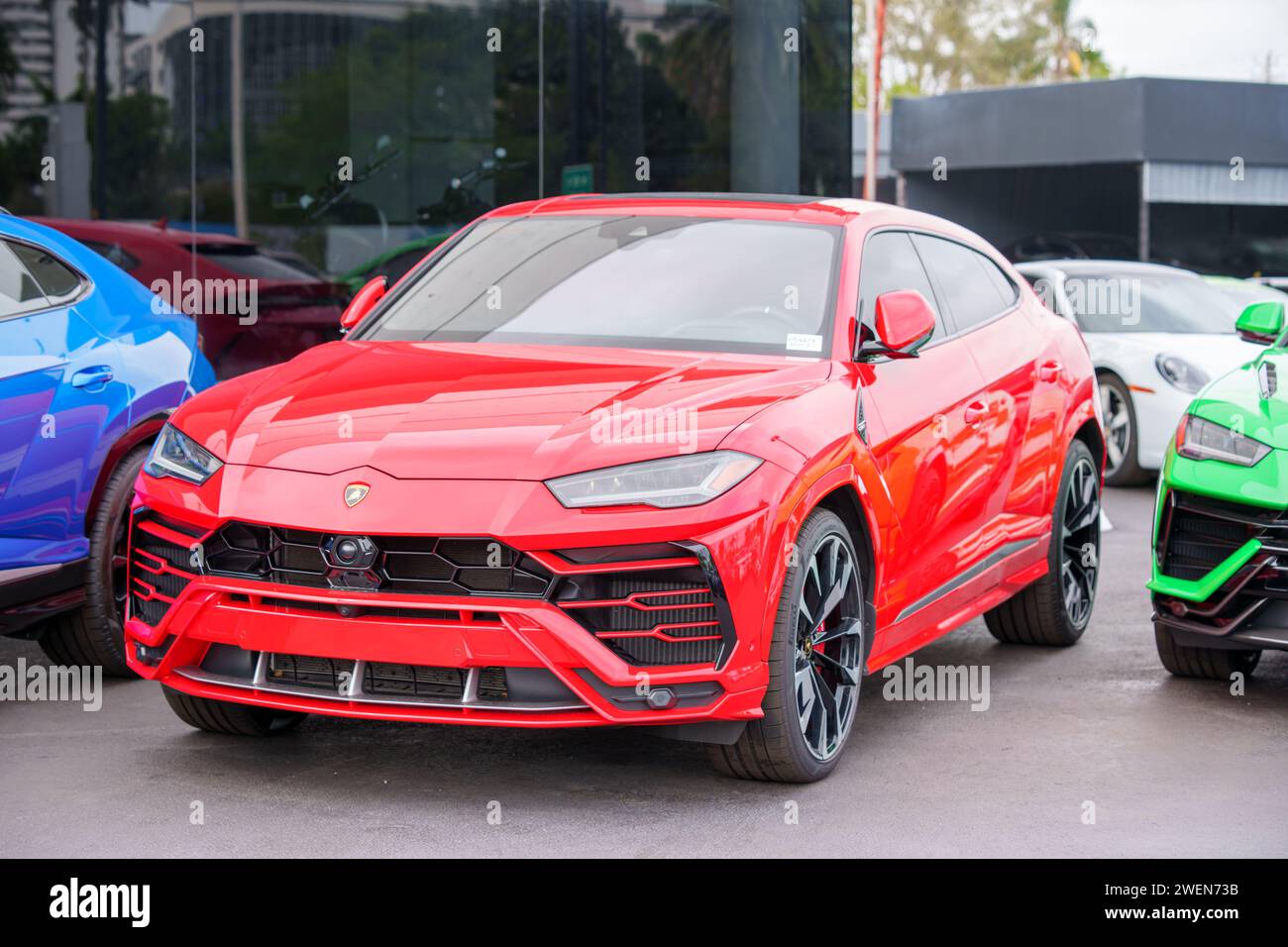 Miami, FL, USA - 25 gennaio 2024: SUV Red Lamborghini Urus Foto Stock