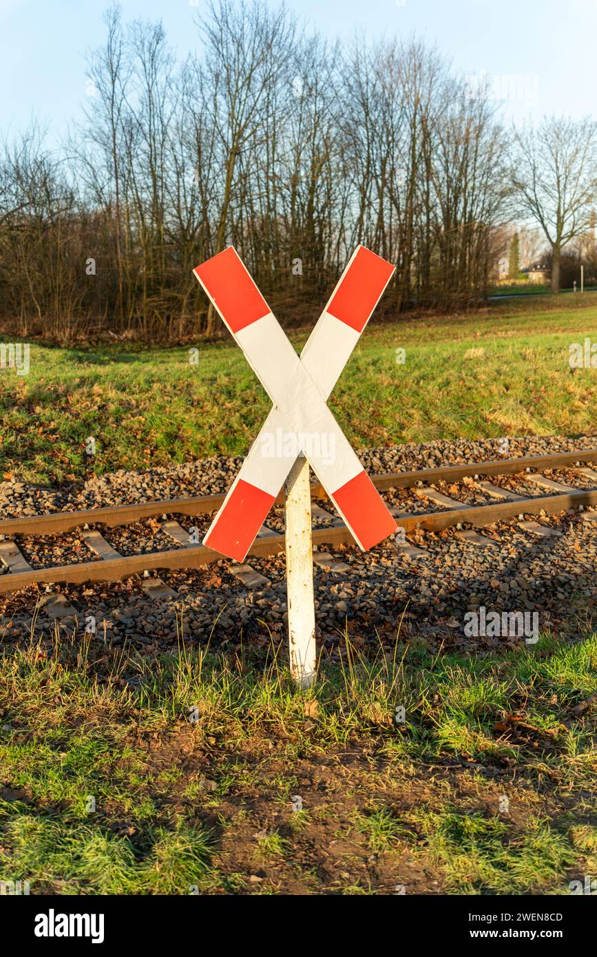 Andreaskreuz an Bahnschiene Foto Stock