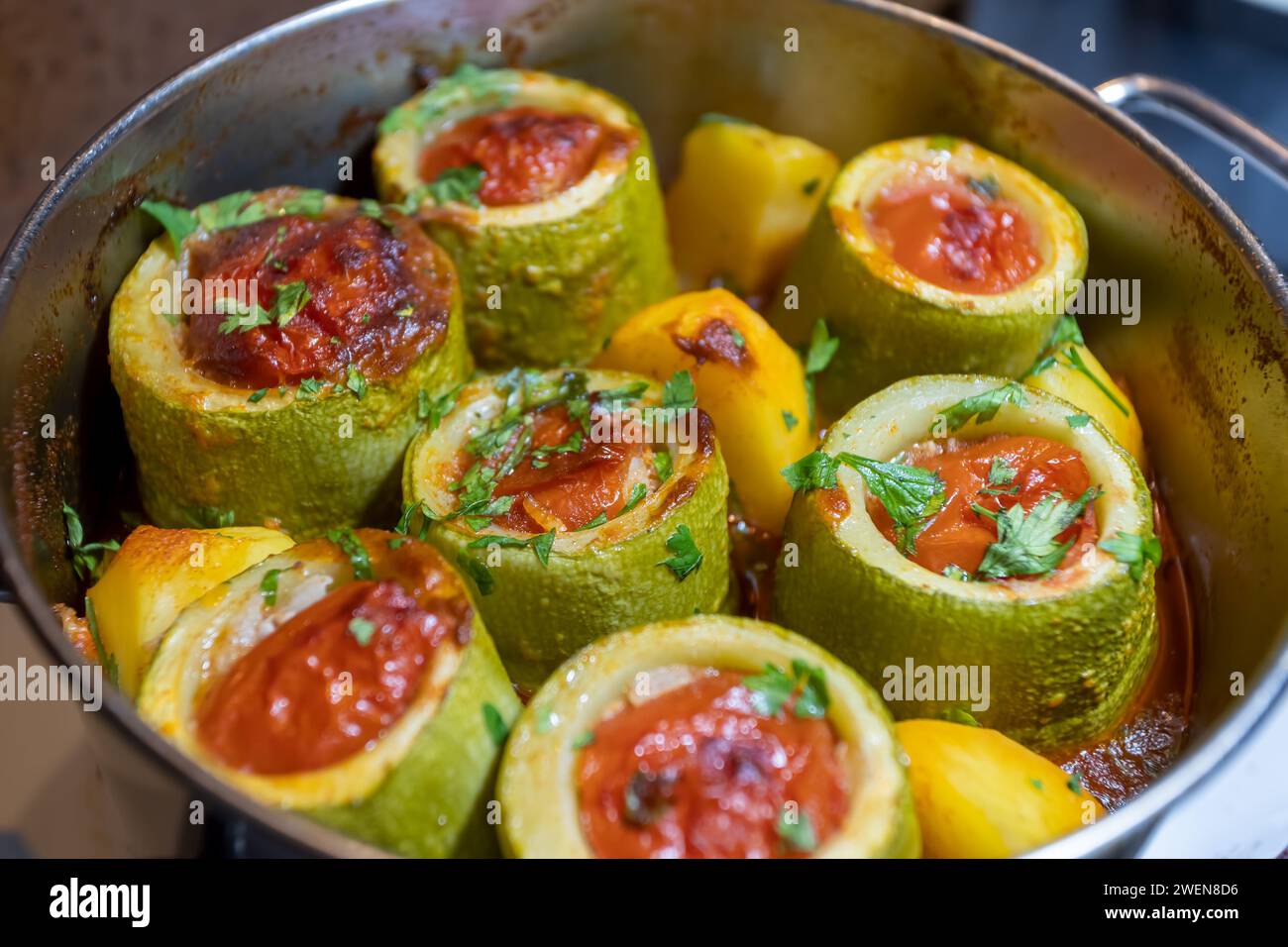 zucchine ripiene di carne macinata e patate Foto Stock